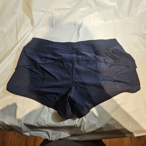 NWT CRZ YOGA women's navy blue luxury key pocket size 8/10 2.5" inseam shorts